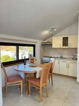 Stüdyo (Studio Apartment with Balcony and Sea)