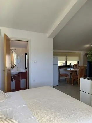 Stüdyo (Studio Apartment with Balcony and Sea)