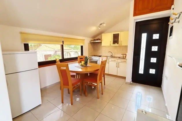 Stüdyo (Studio Apartment with Balcony and Sea)