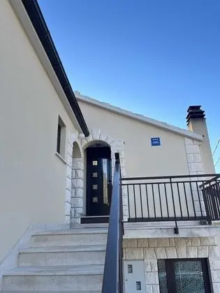 Stüdyo (Studio Apartment with Balcony and Sea)