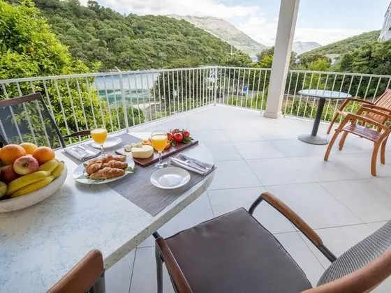 Apart Daire (Two-Bedroom Apartment with Sea View)