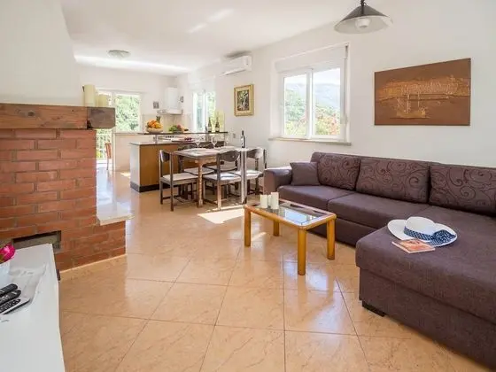 Apart Daire (Two-Bedroom Apartment with Sea View)