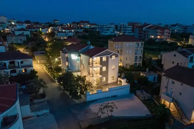 Family Apart Daire, 1 Çift Kişilik Yatak ve Çekyat, Bahçeli (Apartment Karlo 220m from the beach)