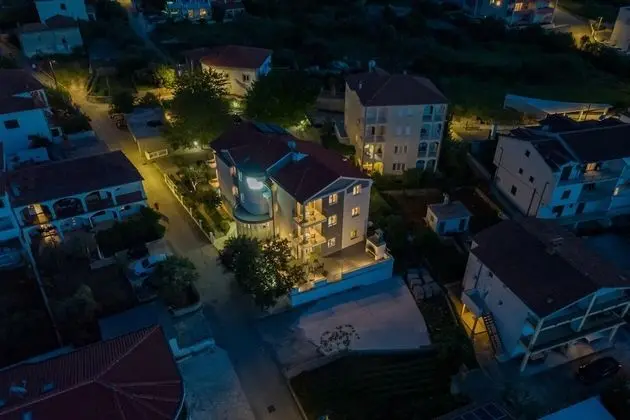 Family Apart Daire, 1 Çift Kişilik Yatak ve Çekyat, Bahçeli (Apartment Karlo 220m from the beach)