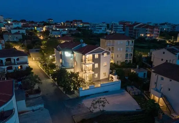 Family Apart Daire, 1 Çift Kişilik Yatak ve Çekyat, Bahçeli (Apartment Karlo 220m from the beach)