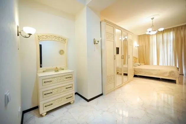 Standard Apart Daire (80 Merab Kostava Street 17)