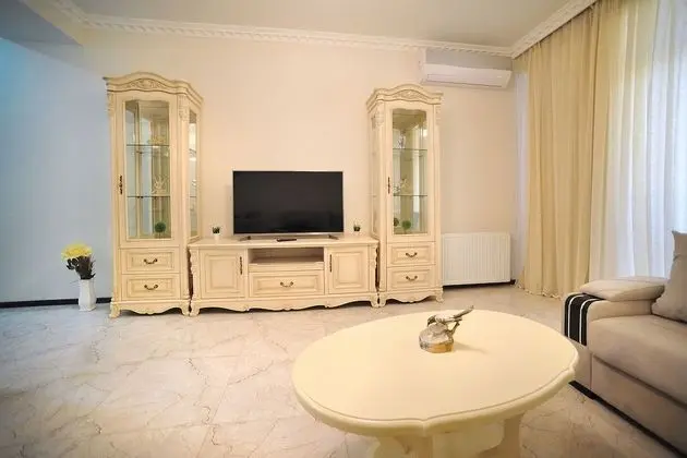 Standard Apart Daire (80 Merab Kostava Street 17)