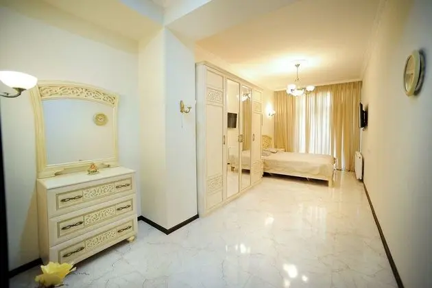 Standard Apart Daire (80 Merab Kostava Street 17)