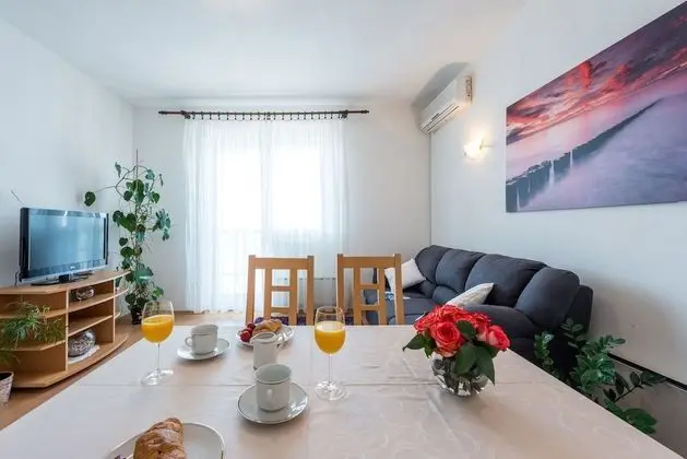 Apart Daire (Three-Bedroom Apartment with Balcony )