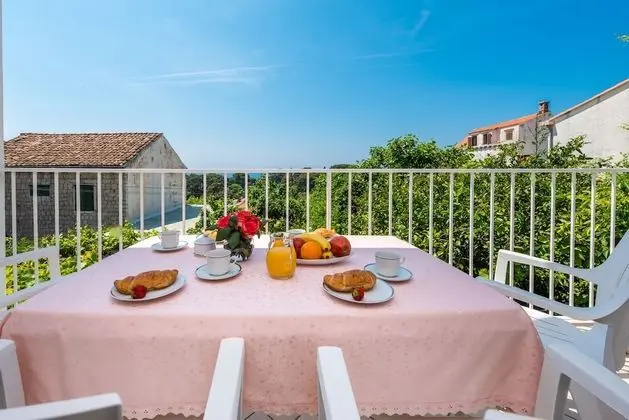 Apart Daire (Three-Bedroom Apartment with Balcony )