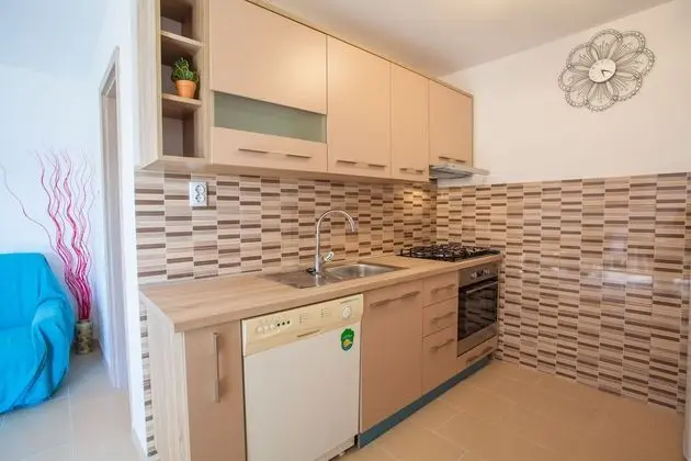 Basic Apart Daire, Göl Manzaralı
