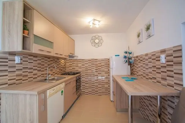 Basic Apart Daire, Göl Manzaralı