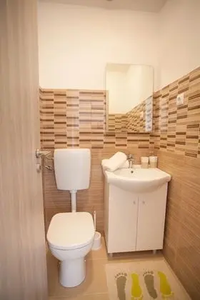 Basic Apart Daire, Göl Manzaralı
