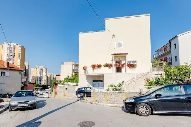 Apart Daire (Three Bedroom Apartment with Balcony)