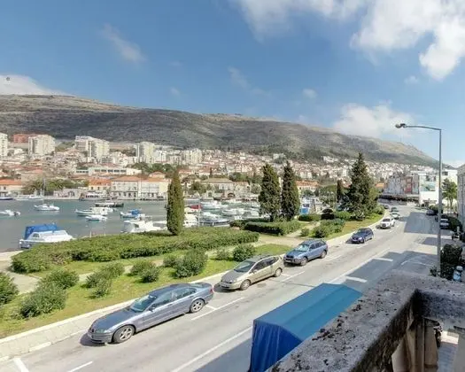 Apart Daire (Two-Bedroom Apartment with Balcony)