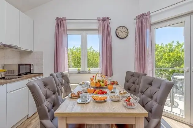 Family Apart Daire, 1 Çift Kişilik Yatak ve Çekyat, Bahçeli (Apartment Nika 220m from the beach)