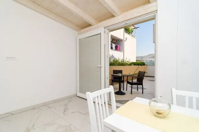 Stüdyo (Studio with Balcony and City View)