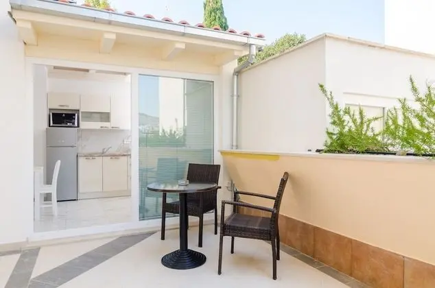 Stüdyo (Studio with Balcony and City View)