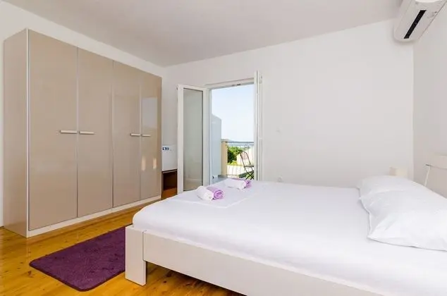 Üç Kişilik Oda (Triple Room with Balcony and Sea View)