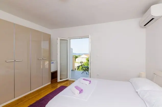 Üç Kişilik Oda (Triple Room with Balcony and Sea View)