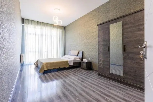 Apart Daire, 3 Yatak Odası (Saakadze Square)