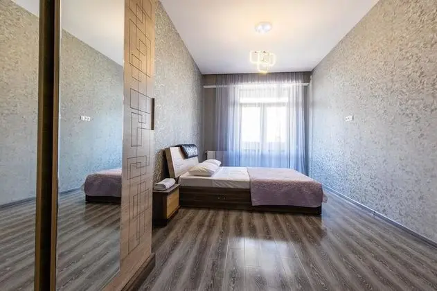 Apart Daire, 3 Yatak Odası (Saakadze Square)