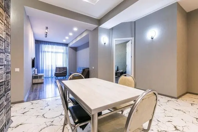 Apart Daire, 3 Yatak Odası (Saakadze Square)