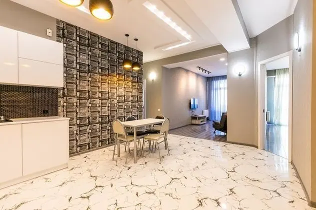 Apart Daire, 3 Yatak Odası (Saakadze Square)