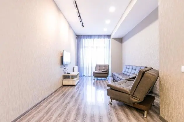 Apart Daire, 3 Yatak Odası (Saakadze Square)