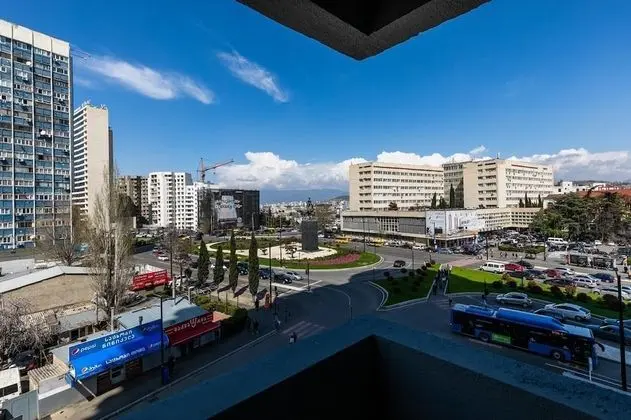 Apart Daire, 3 Yatak Odası (Saakadze Square)