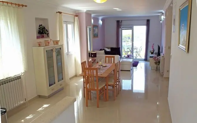 Apart Daire (Two-Bedroom Apartment with Balcony)