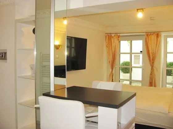 Comfort Tek Büyük Yataklı Oda, Özel Banyo, Avlu Manzaralı (2)
