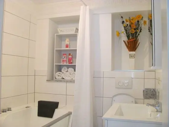 Comfort Tek Büyük Yataklı Oda, Özel Banyo, Avlu Manzaralı (2)
