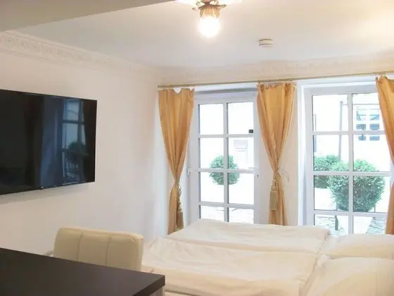 Comfort Tek Büyük Yataklı Oda, Özel Banyo, Avlu Manzaralı (2)