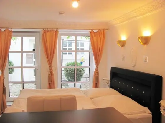 Comfort Tek Büyük Yataklı Oda, Özel Banyo, Avlu Manzaralı (2)
