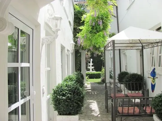 Comfort Tek Büyük Yataklı Oda, Özel Banyo, Avlu Manzaralı (2)
