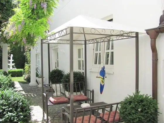 Comfort Tek Büyük Yataklı Oda, Özel Banyo, Avlu Manzaralı (2)