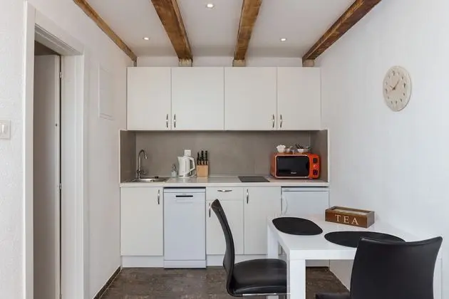 Stüdyo (Studio Apartment with Terrace and Sea)