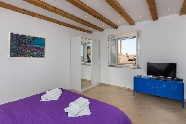 Stüdyo (Studio Apartment with Terrace and Sea)