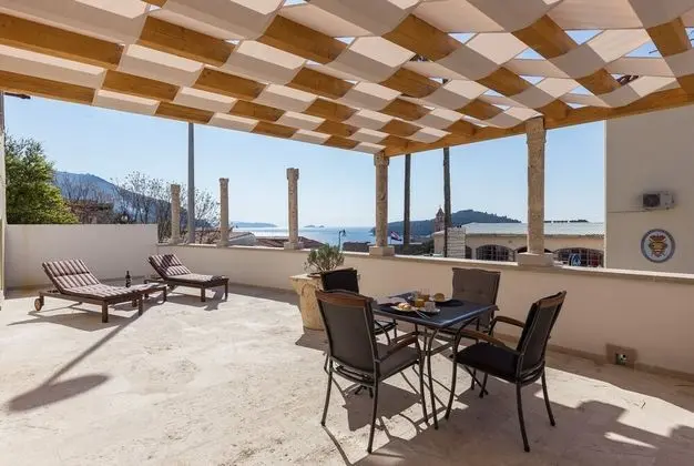 Stüdyo (Studio Apartment with Terrace and Sea)