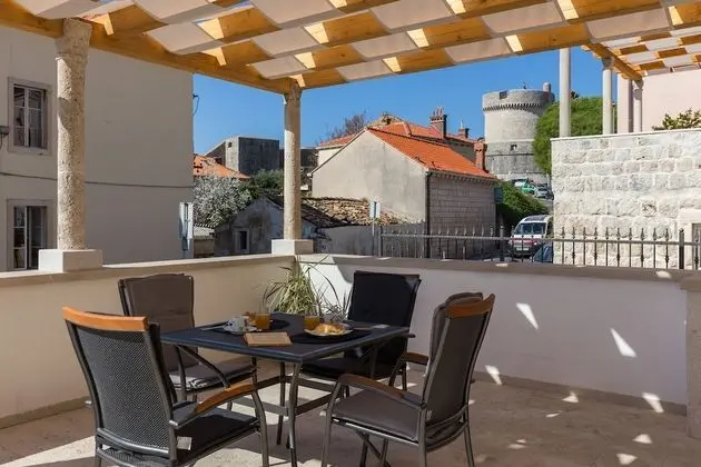 Stüdyo (Studio Apartment with Terrace and Sea)