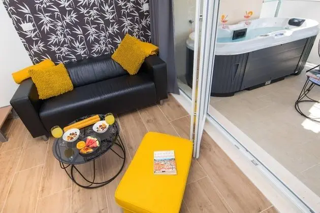 Stüdyo (Studio Apartment with Hot Tub)