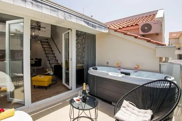 Stüdyo (Studio Apartment with Hot Tub)