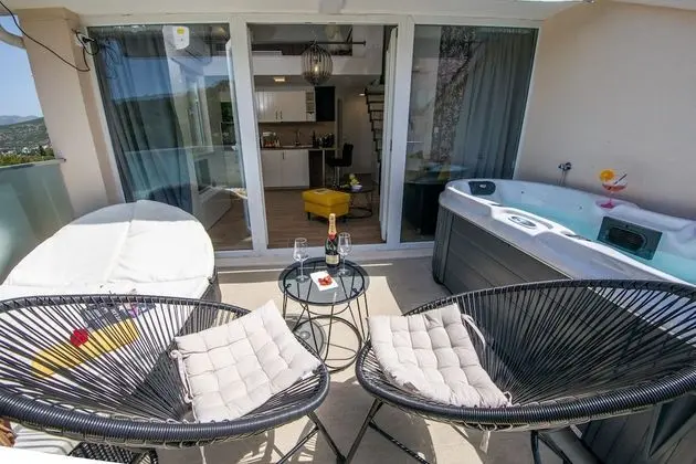 Stüdyo (Studio Apartment with Hot Tub)