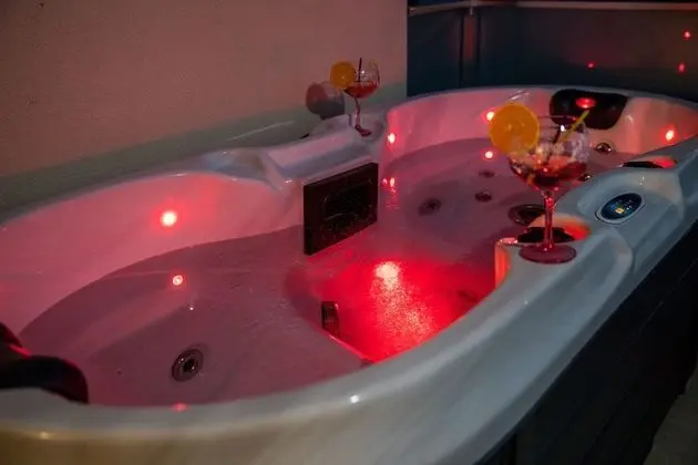 Stüdyo (Studio Apartment with Hot Tub)