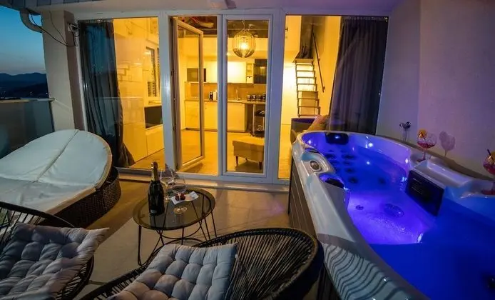 Stüdyo (Studio Apartment with Hot Tub)