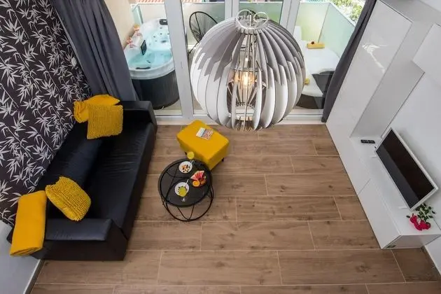 Stüdyo (Studio Apartment with Hot Tub)