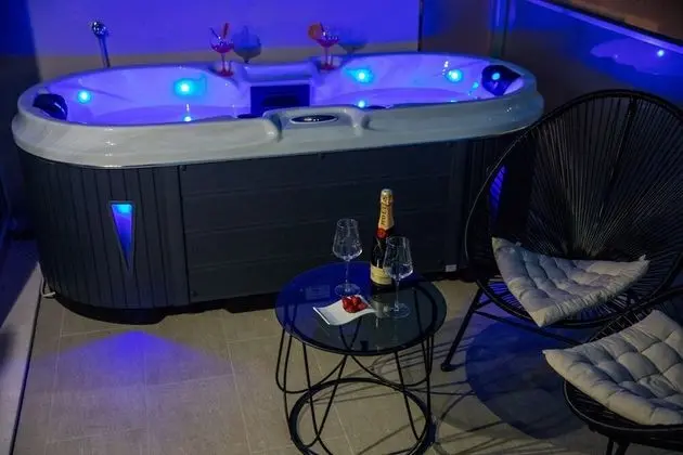 Stüdyo (Studio Apartment with Hot Tub)