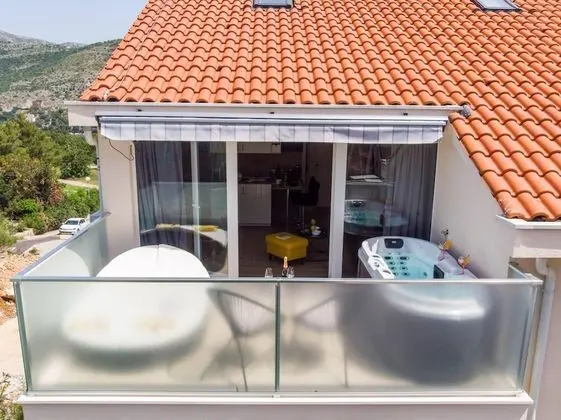 Stüdyo (Studio Apartment with Hot Tub)
