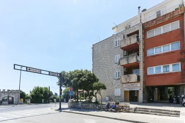 Apart Daire (One-Bedroom Apartment with Balcony)